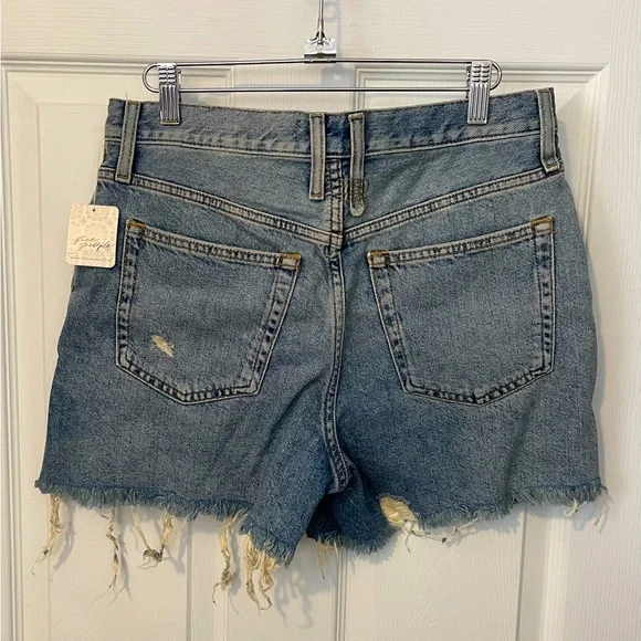 WE THE FREE Distressed Denim Shorts Size 28 - Picture 2 of 3